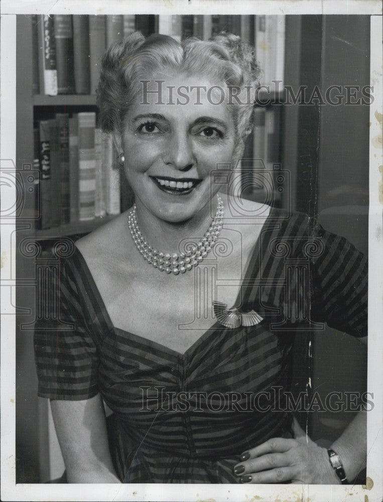 1953 Press Photo World Famous Novelist Laura Hobson - Historic Images