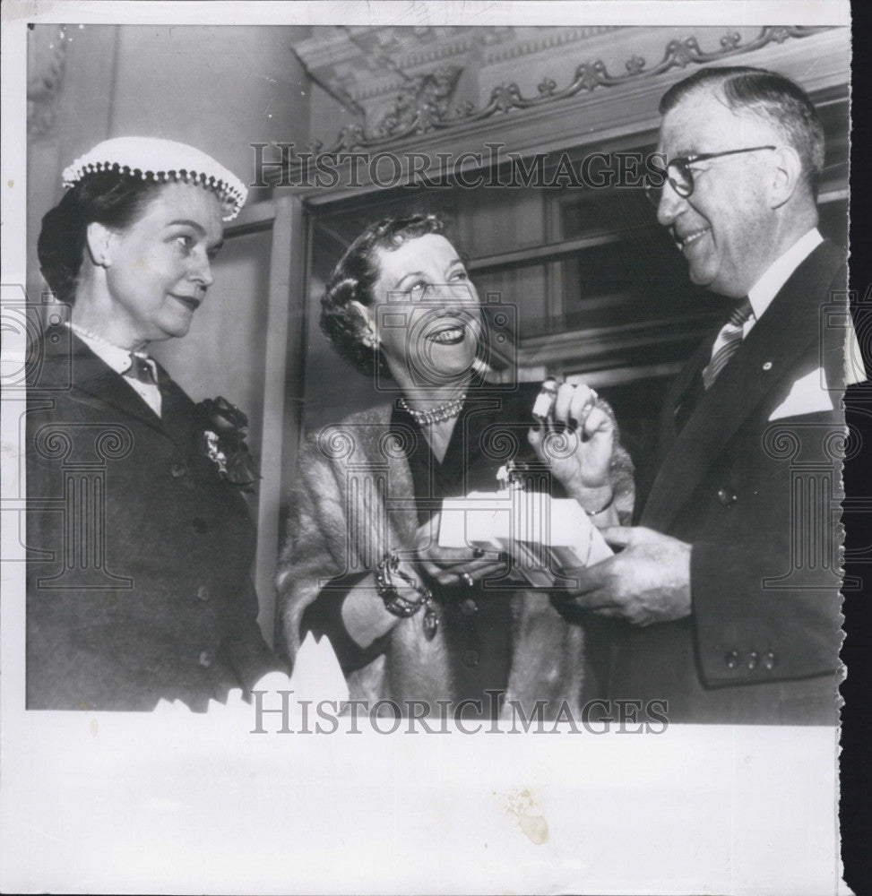 1953 Press Photo Mrs Dwight Eisenhower, Mrs Oveta Culp Hobby &amp; James Nicholson - Historic Images