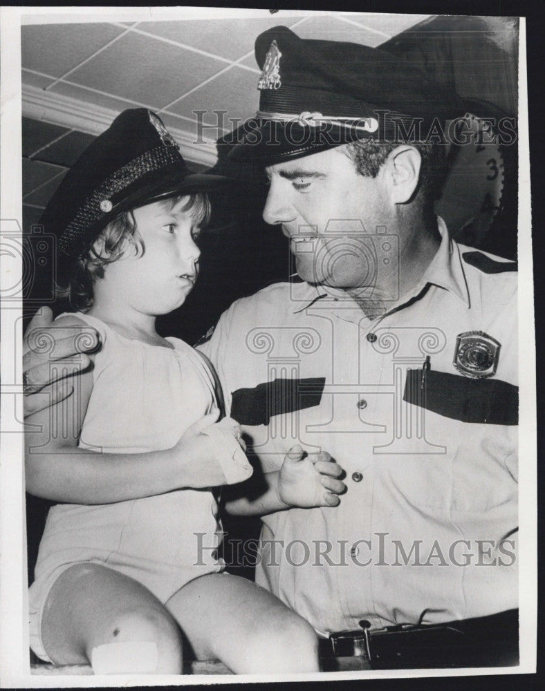 1966 Press Photo Police Sgt Allan Hoban with 5 Year Old Rita Flagg - Historic Images