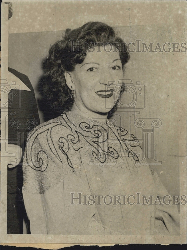 1953 Press Photo Waitress Loretta Evans Charge with Assault &amp; Battery Charge Dis - Historic Images