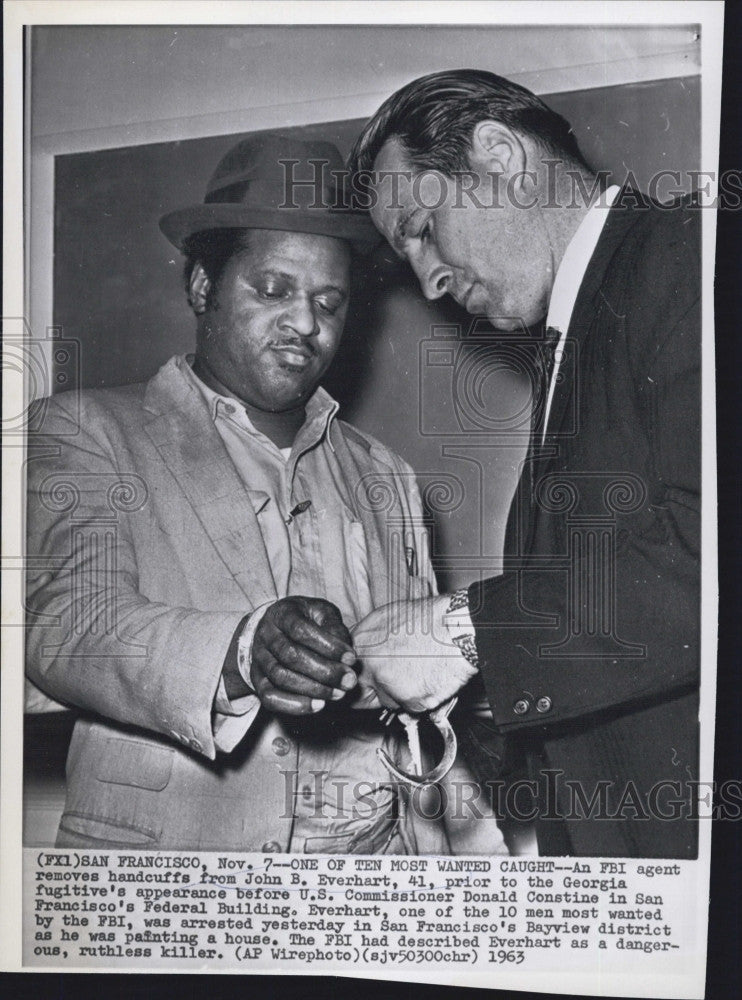 1963 Press Photo FBI agent with John B. Everhart, one of 10 most wanted - Historic Images