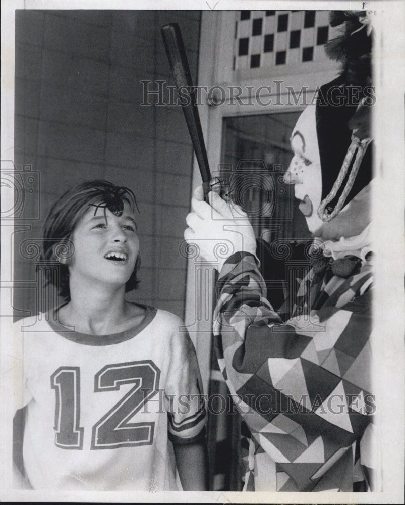 1973 Press Photo Clown Larry Evers Makes Goodwill Visits in Boston - Historic Images