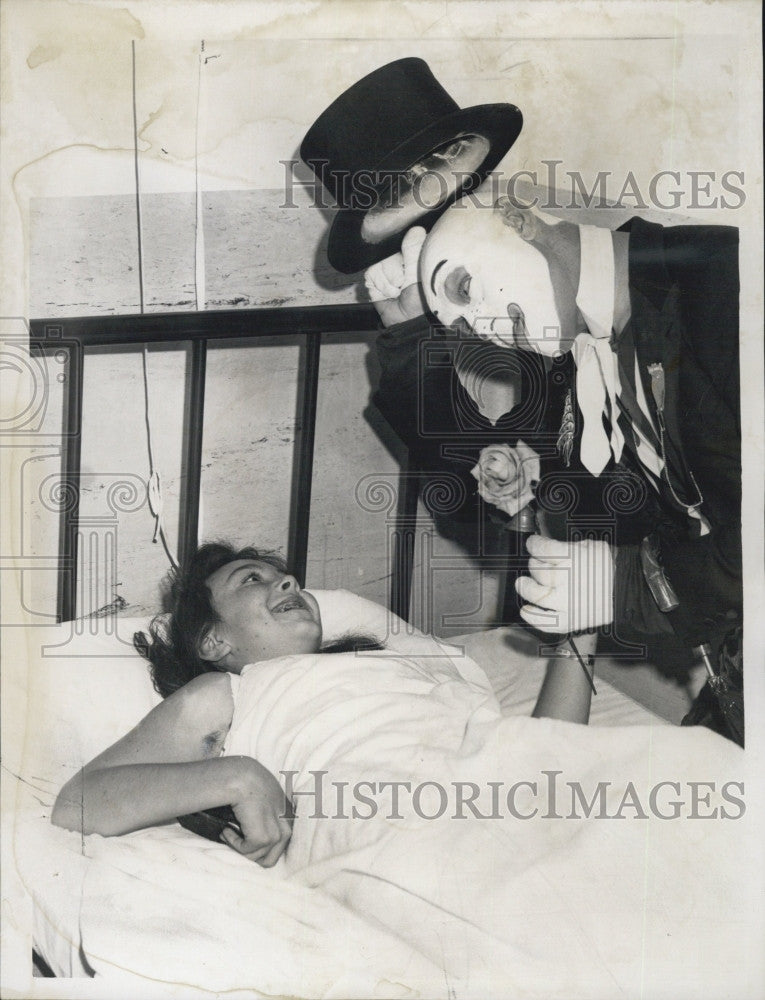 1962 Press Photo Clown Larry Evers With Ailing Child Jill Goodrich - Historic Images