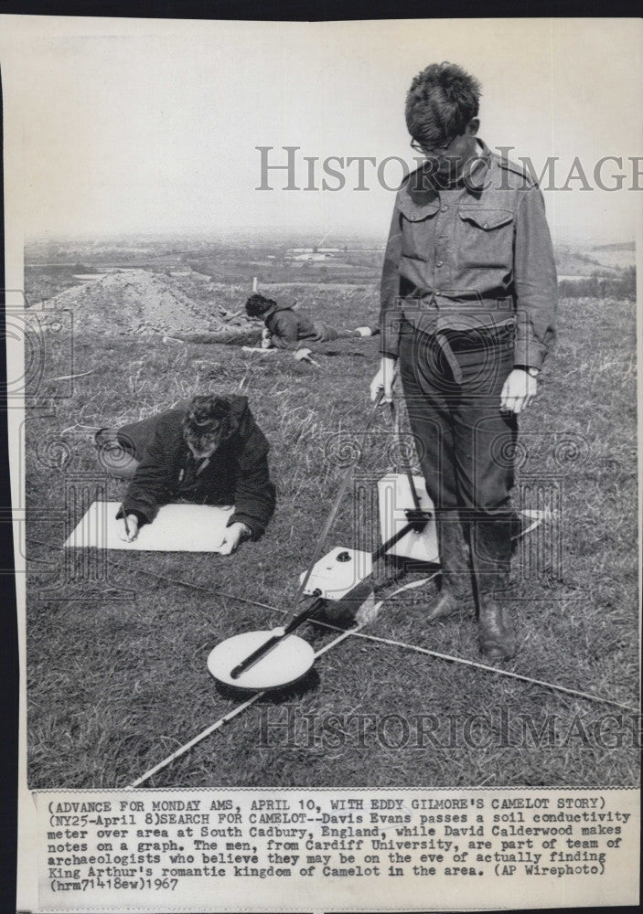 1967 Press Photo Davis Evans and David Calderwood, searching for Camelot. - Historic Images