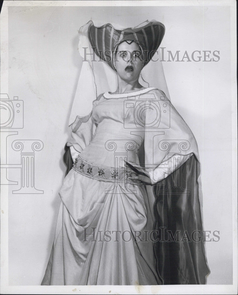 1955 Press Photo Actress Edith Evans in The Many Wives of Windsor as Mistress - Historic Images