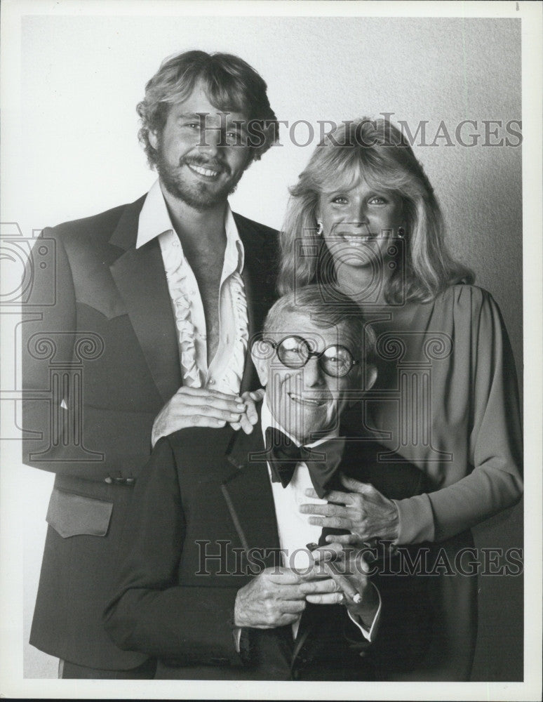 1982 Press Photo George Burns, John Schneider and Linda Evans - Historic Images