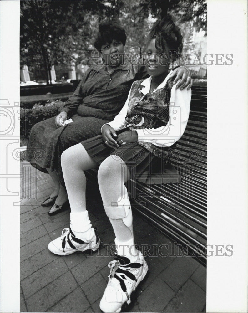 1995 Press Photo Marie Evans with mother Murial - Historic Images