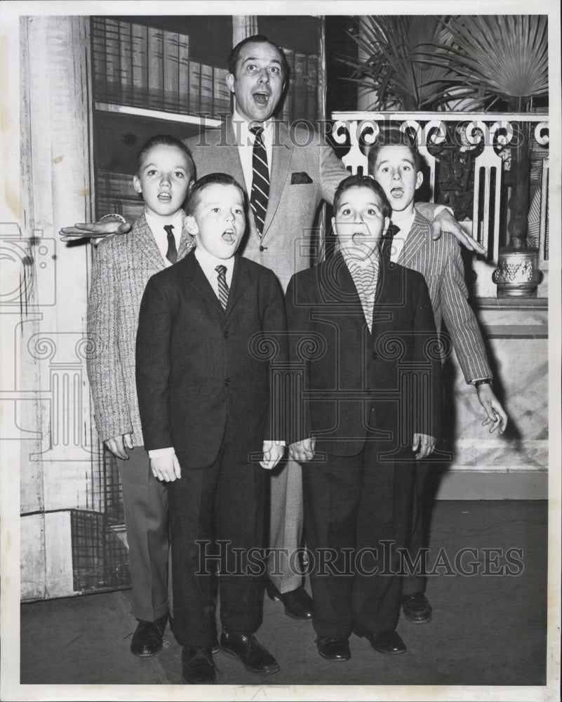 1961 Press Photo Actor Michael Evans with Newspaperboys Club. - Historic Images