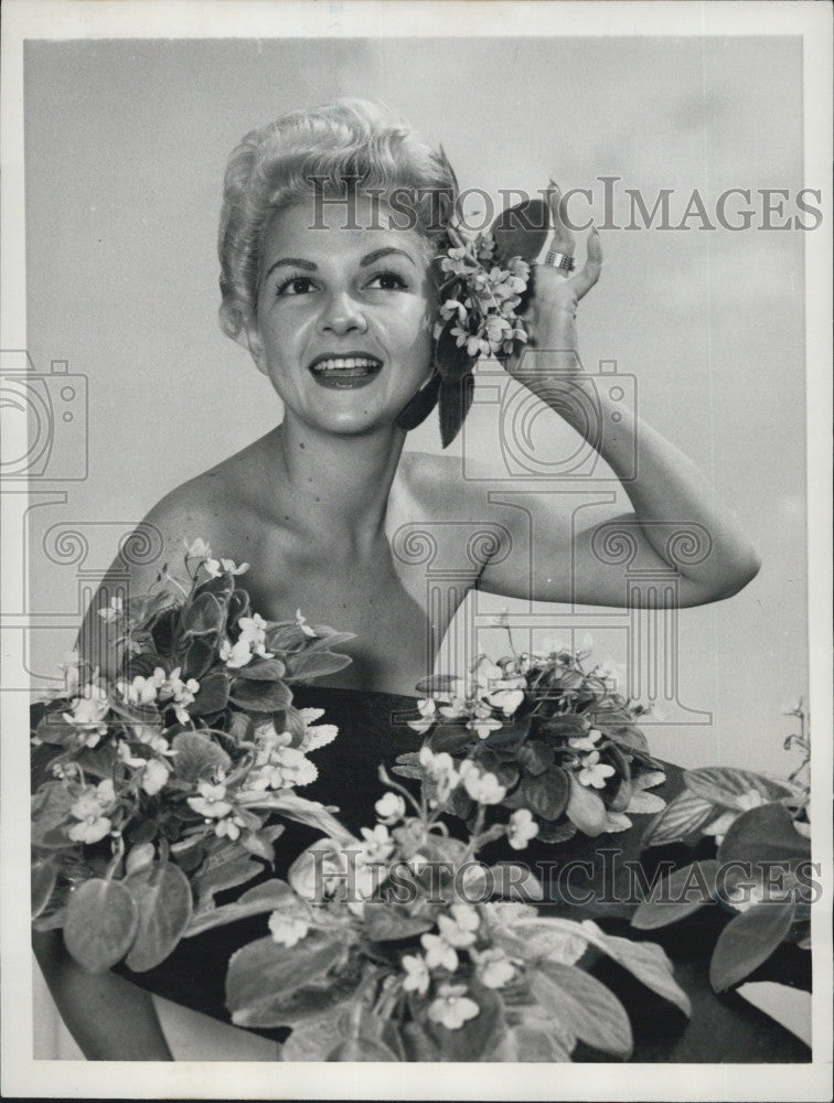 1955 Press Photo Hilda Estevez, modeled African Violet flower of the month. - Historic Images