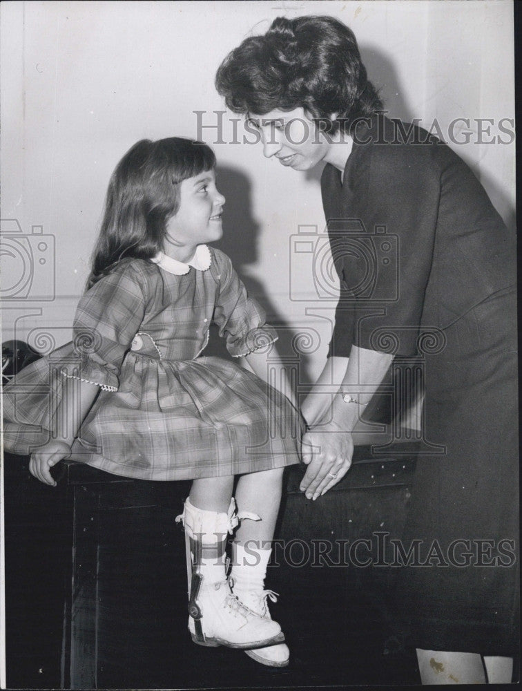 1952 Press Photo Mrs Fred Evans with daughter Joanne Marie sought $350,000 in - Historic Images