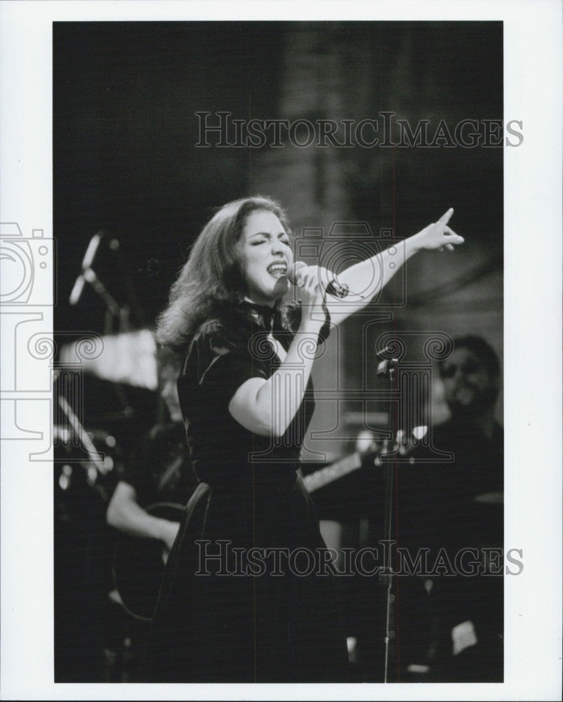 1995 Press Photo Singer Gloria Estefan VH1 LIFEbeat Concert &#39;95 - Historic Images