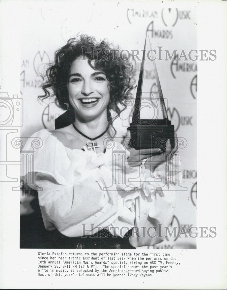 1995 Press Photo Singer Gloria Estefan at the annual &quot;American Music Awards&quot; - Historic Images