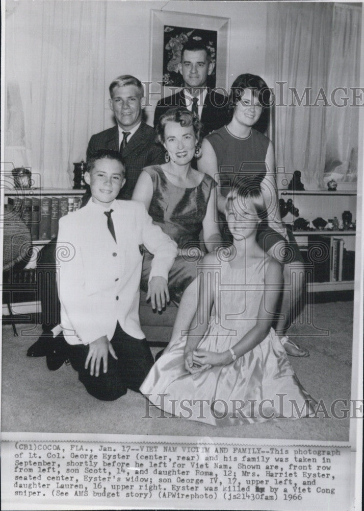 1966 Press Photo Lt. Col George Eyster, son Scott, daughter Roma, Mrs. Eyster - Historic Images