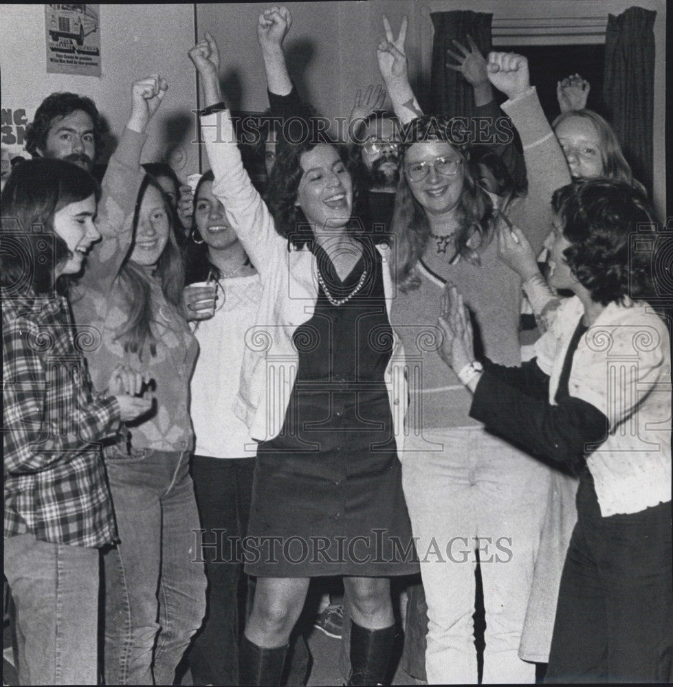 1976 Press Photo Social Workers Party, Carol Henderson Evans with her supporters - Historic Images