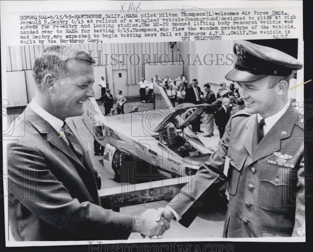 1965 Press Photo NASA Pilot Milton Thompson, Air Force Capt. Jerauld Gentry - Historic Images