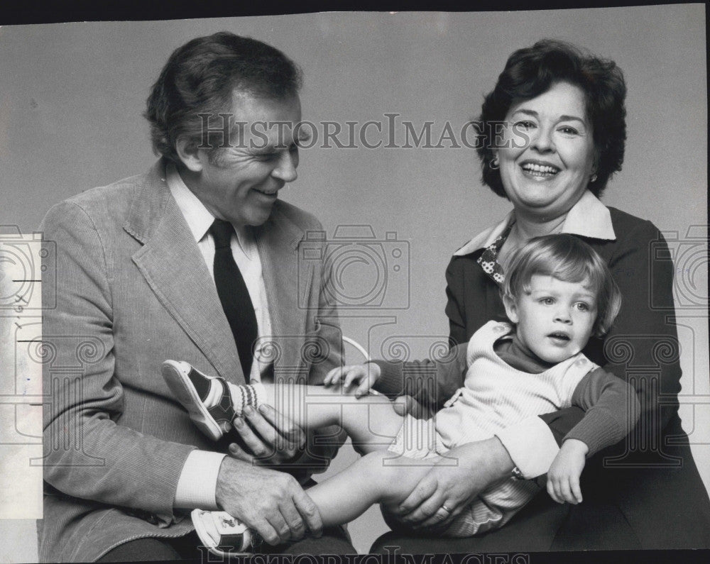 1977 Press Photo James Broderick &amp; Sada Thompson star in &quot;Family&quot; - Historic Images