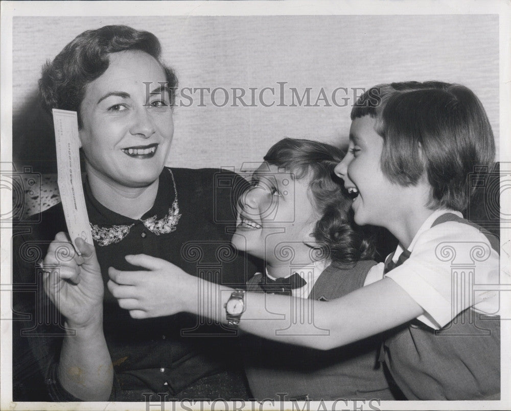 1960 Press Photo $500 check won by Mrs. Ruth Thompson for Social Security Game - Historic Images