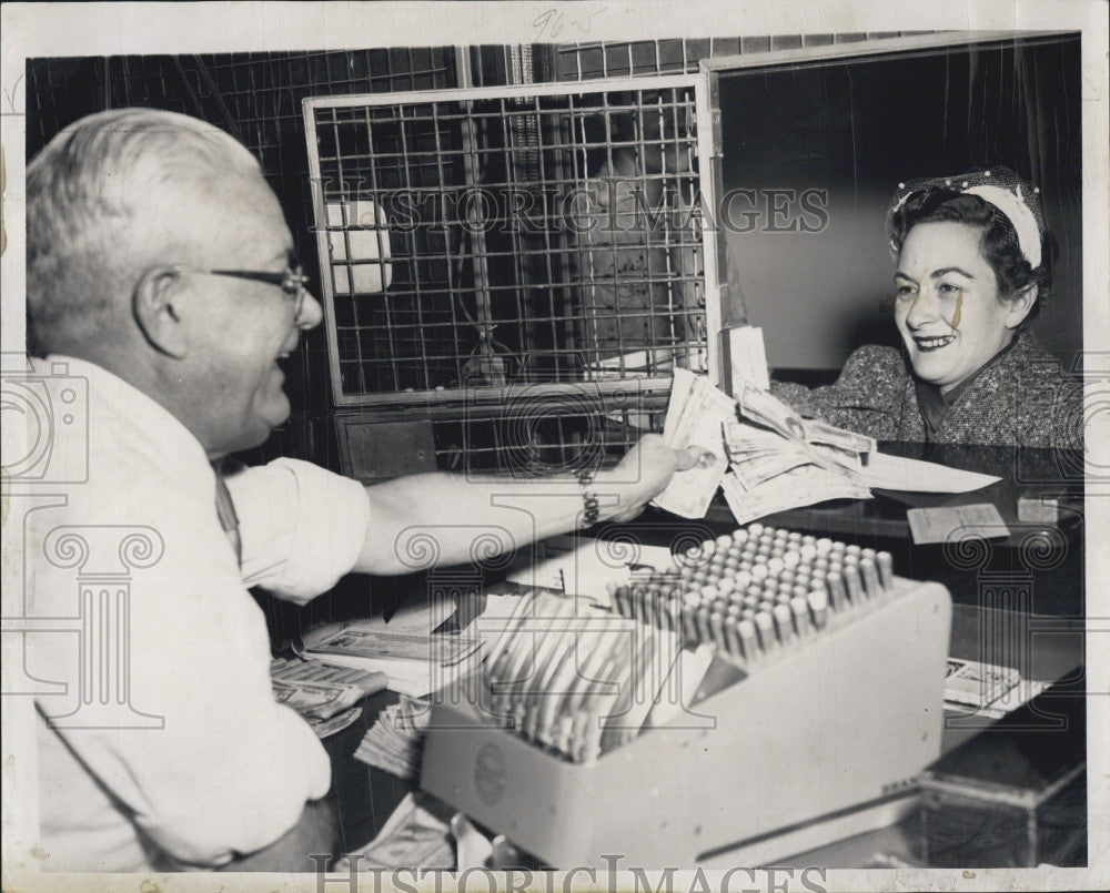 1960 Press Photo Mrs. Ruth Thompson $500 winner - Historic Images