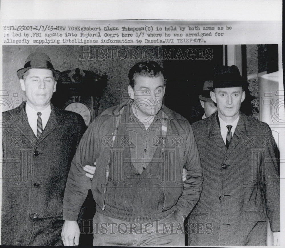 1965 Press Photo Robert Glenn Thompson led by FBI to Federal Court - Historic Images