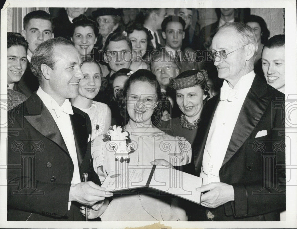 1939 Press Photo Orchestra Leader Wayne King Honored by Northwestern Univ Studen - Historic Images