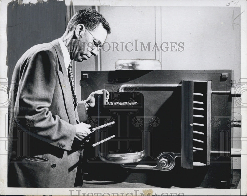 1950 Press Photo  Dr Kenneth Kingdon at Atomic Power Plant - Historic Images