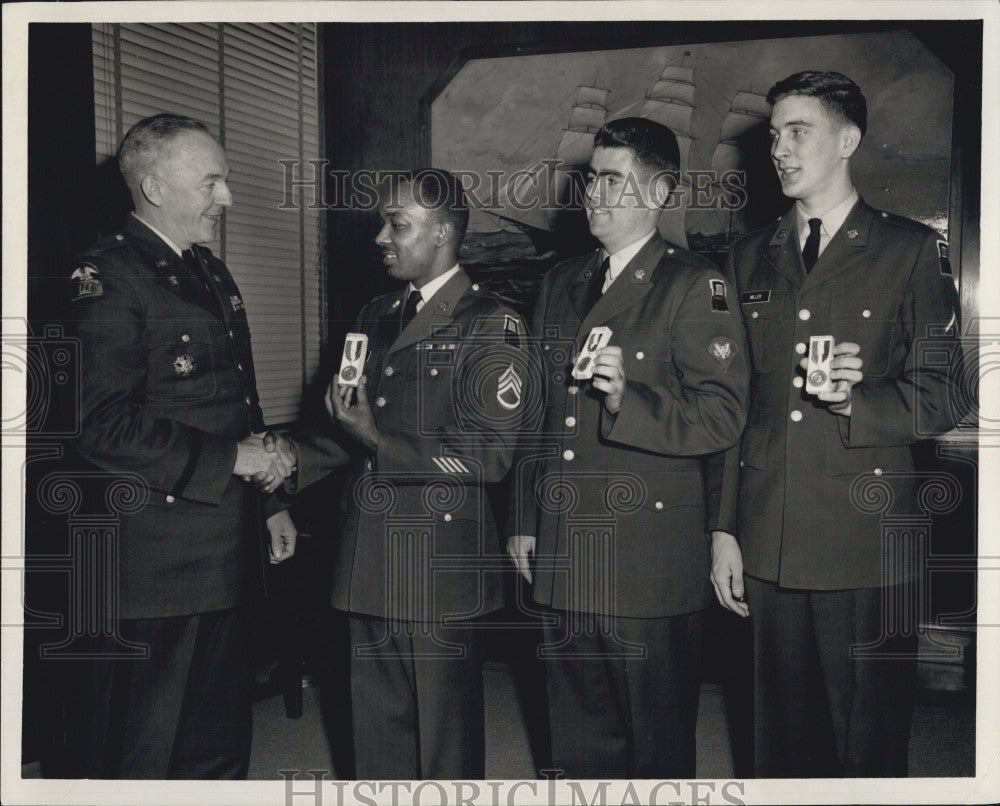 1963 Press Photo Col. Philip B. Melody awards SFC Lee Jeffers, Paul E. Connelly - Historic Images