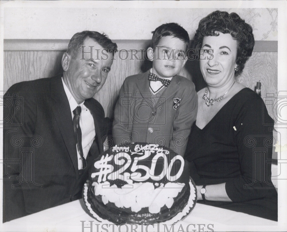 1962 Press Photo Mrs. Nancy Meloche pic-six winner with husband and son, Paul - Historic Images