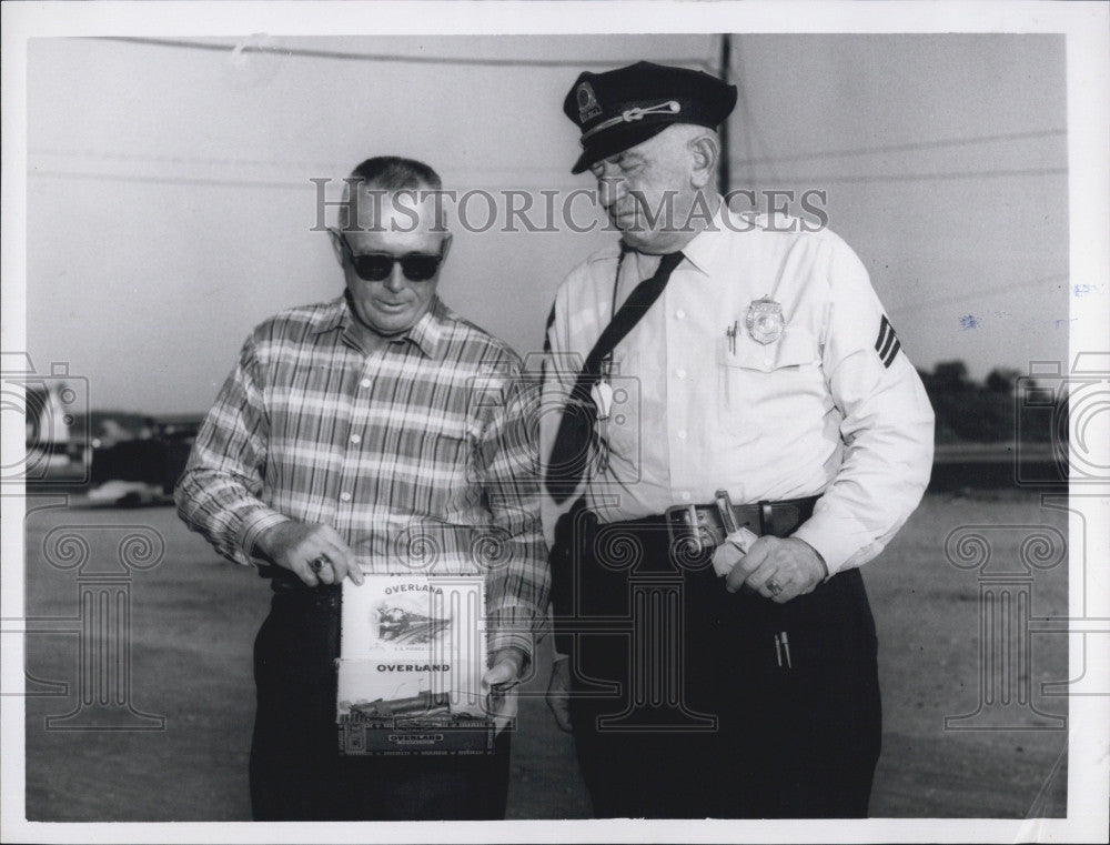 1963 Press Photo Howard Ellosoft &amp; Sgt James Melvin Show Cigar Box - Historic Images