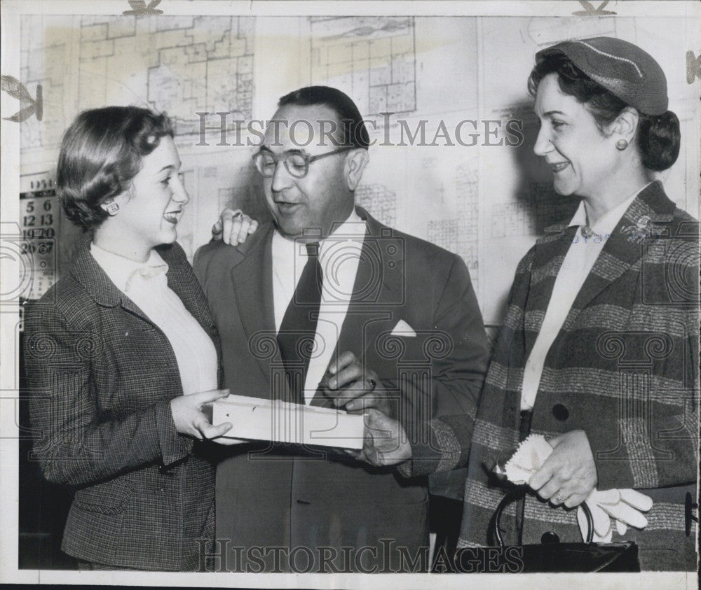 1962 Press Photo JT Meek &amp; wife &amp; daughter - Historic Images