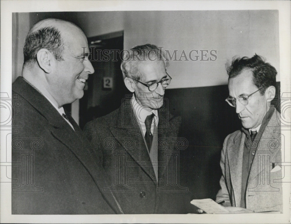 1945 Press Photo Two ex pres of Venezuela I Medina &amp; EL Contreras  &amp; a newsman - Historic Images