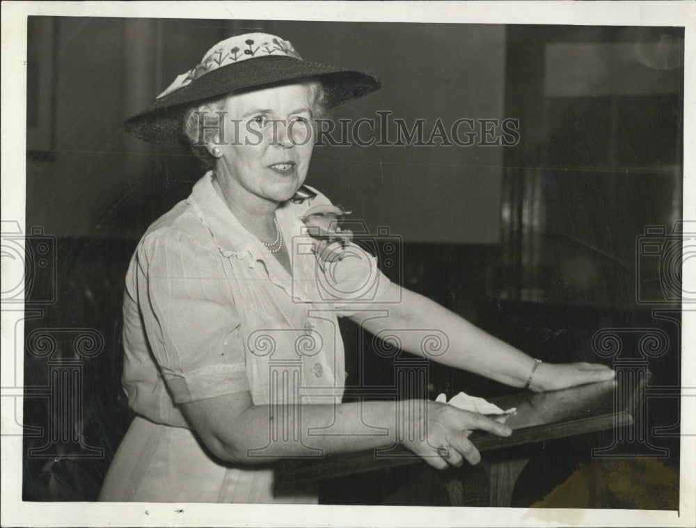 1942 Press Photo Dr Jean C. Mendenhall at the lectern - Historic Images