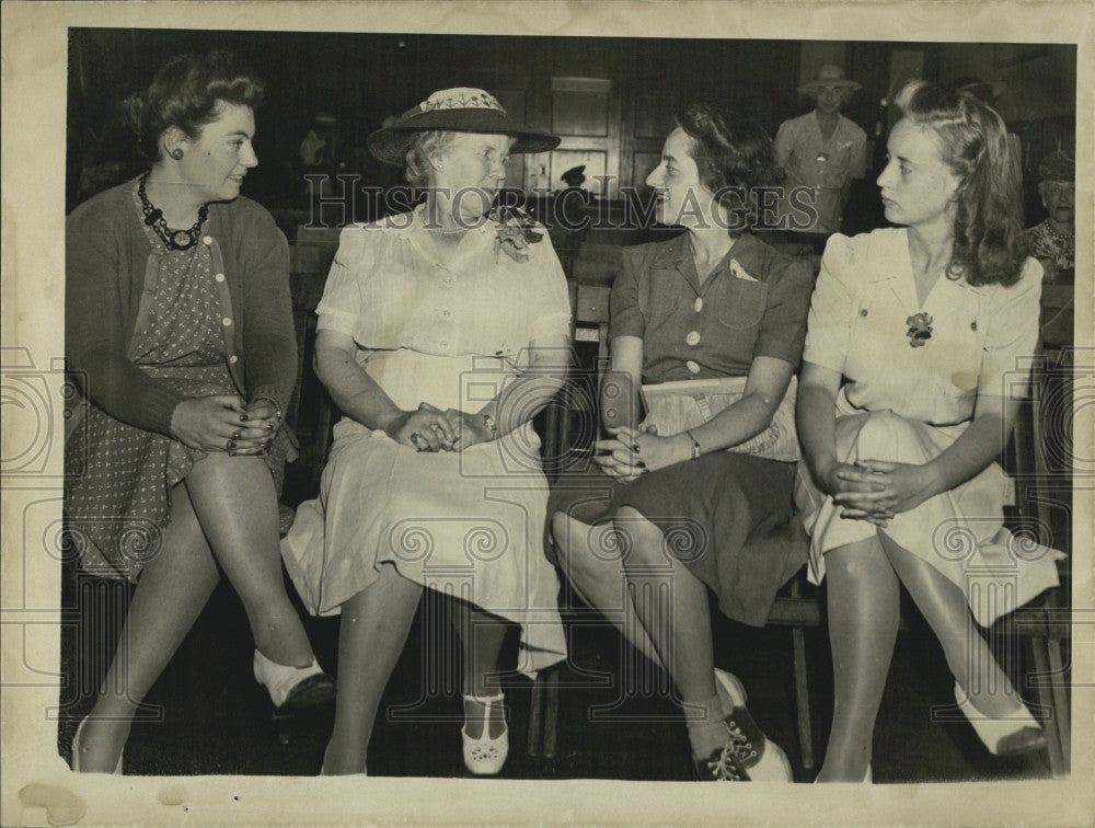 1942 Press Photo Dr Jean Menlenhall, Charlotte Gould, Virginia Joyce Boston Univ - Historic Images