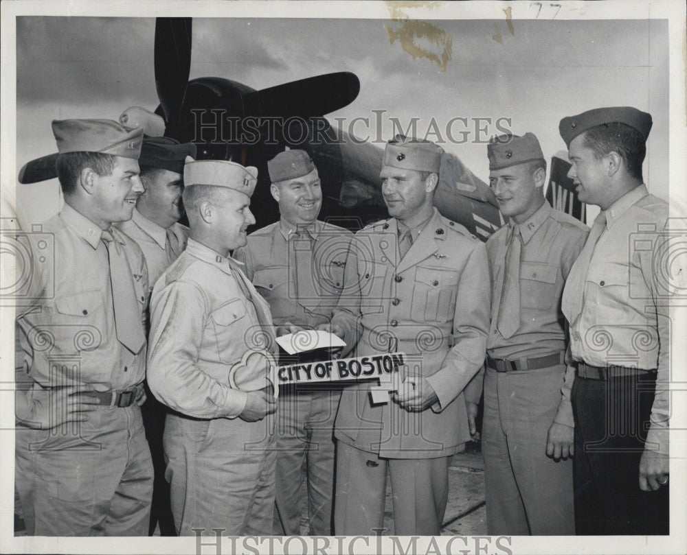 1951 Press Photo Lt Colonel Edward Mendenhall Awarded Key to City of Boston - Historic Images