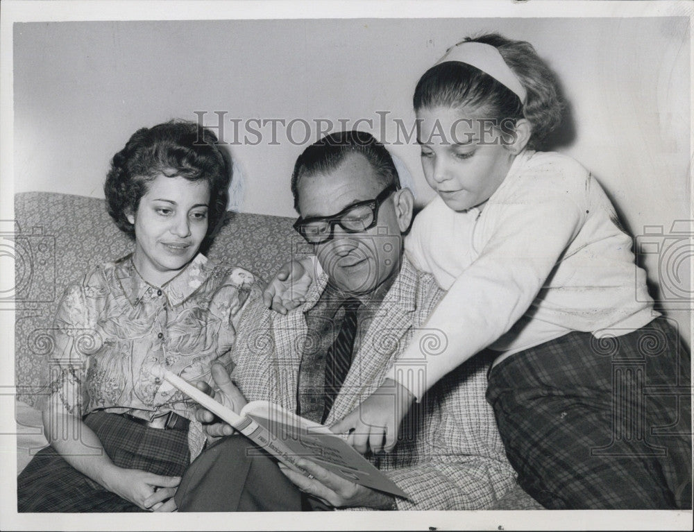 1963 Press Photo Dr Julian Menendez and his family - Historic Images