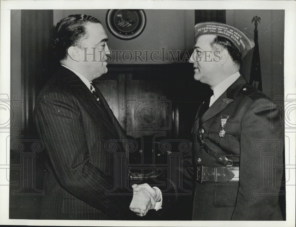 1940 Press Photo J Edgar Hoover of the FBI and VFW comm. JC Menendez - Historic Images