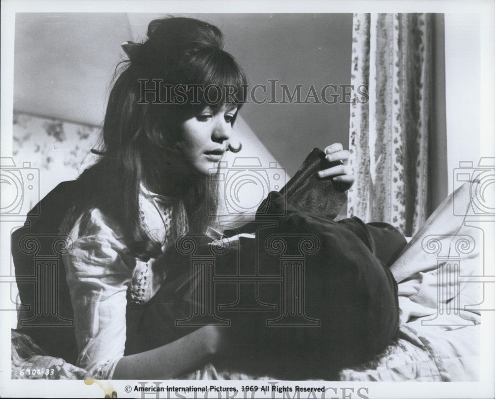 1969 Press Photo Actress Sally Geeson Alastair Williamson Movie The Oblong Box - Historic Images