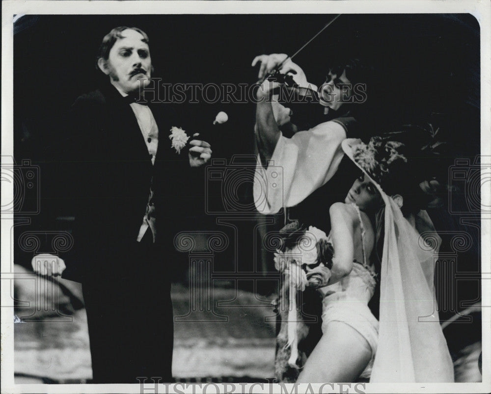 Press Photo Actor Ben Gazarra Man Baton Violin Player Woman Hat Flower Bouquet - Historic Images