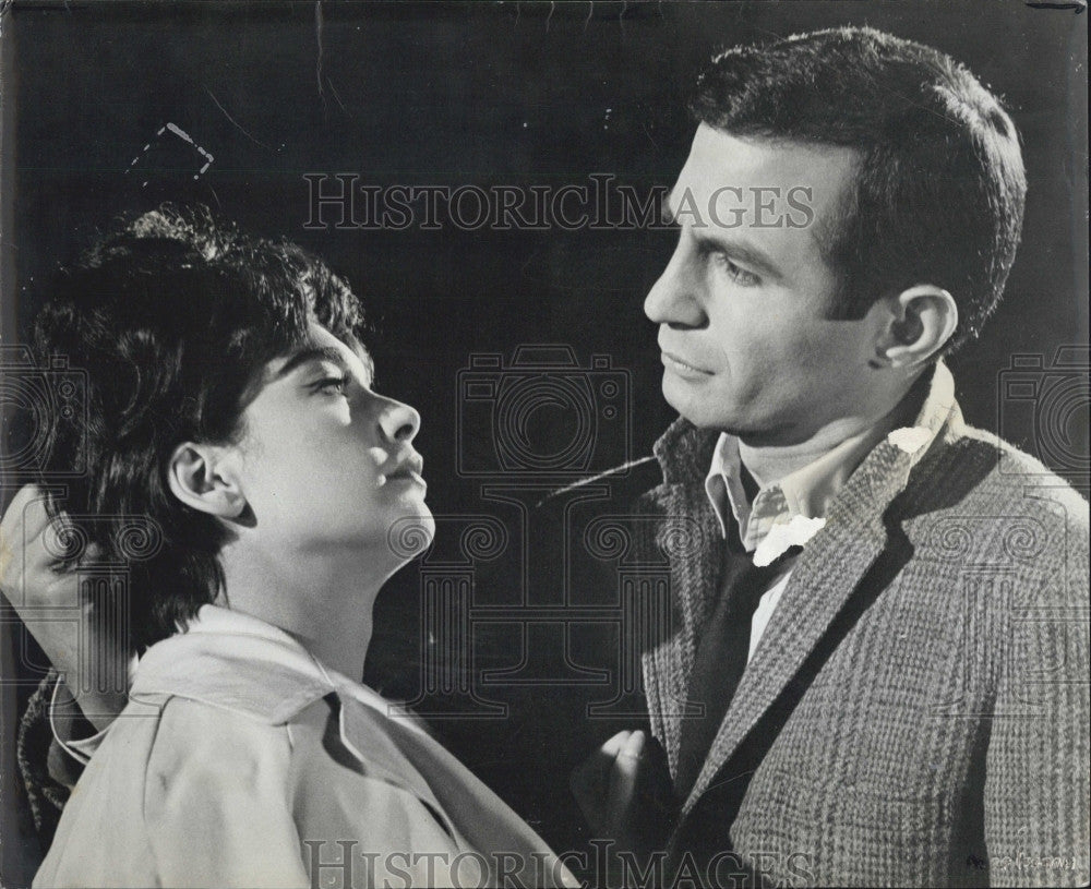 1965 Press Photo Actor Ben Gazarra &amp; Suzanne Pleshette in &quot;A Rage to Live&quot; - Historic Images