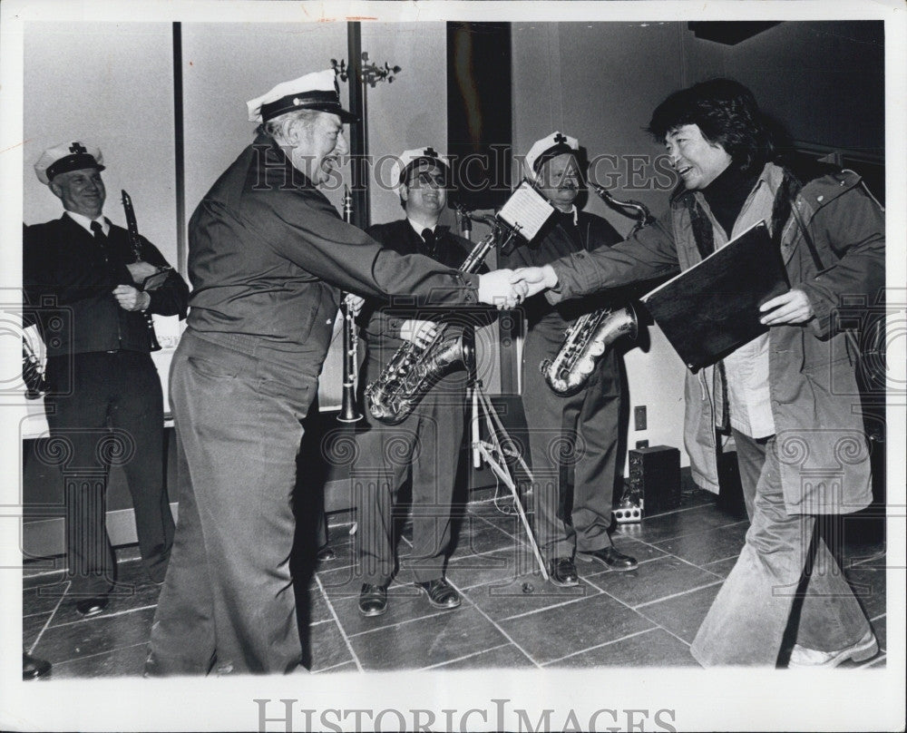 1978 Press Photo Conductor Seiji Ozawa &amp; Boston fire dept. - Historic Images