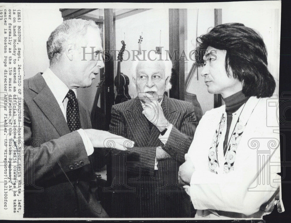 1973 Press Photo Boston&#39;s Mayor Kevin White welcomes conductor Seiji Ozawa - Historic Images