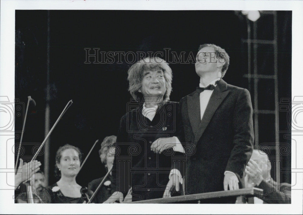 1999 Press Photo Orchestra leader Frederico Cortese with Seiji Ozawa - Historic Images