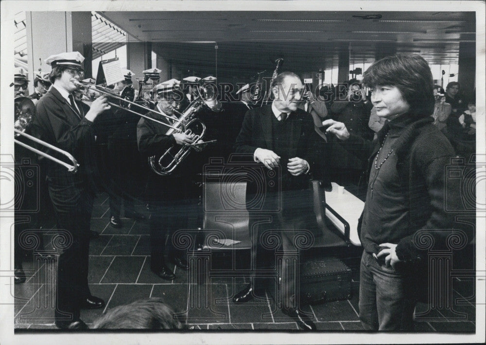 1976 Press Photo Boston Symphony Orchestra conductor Seiji Ozawa &amp; Harry Dickson - Historic Images