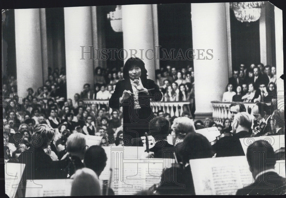 1977 Press Photo Seiji Ozawa leads the San Francisco Symphony Orchestra - Historic Images