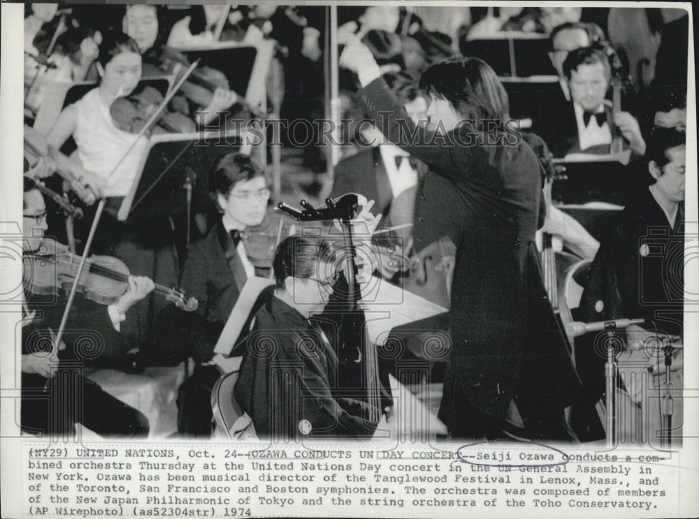 1974 Press Photo Seiji Ozawa Conducts At Un Day Concert In NY Dir Tanglewood - Historic Images