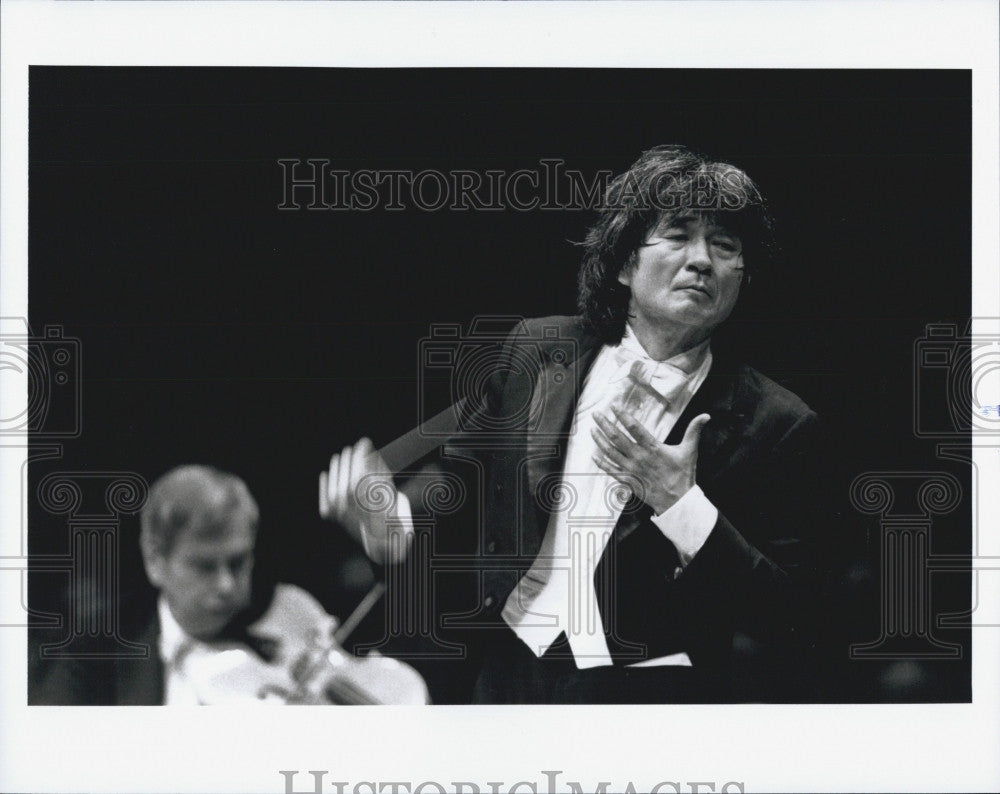 Press Photo Music Director Seiji Ozawa leads the Boston Symphony Orchestra - Historic Images