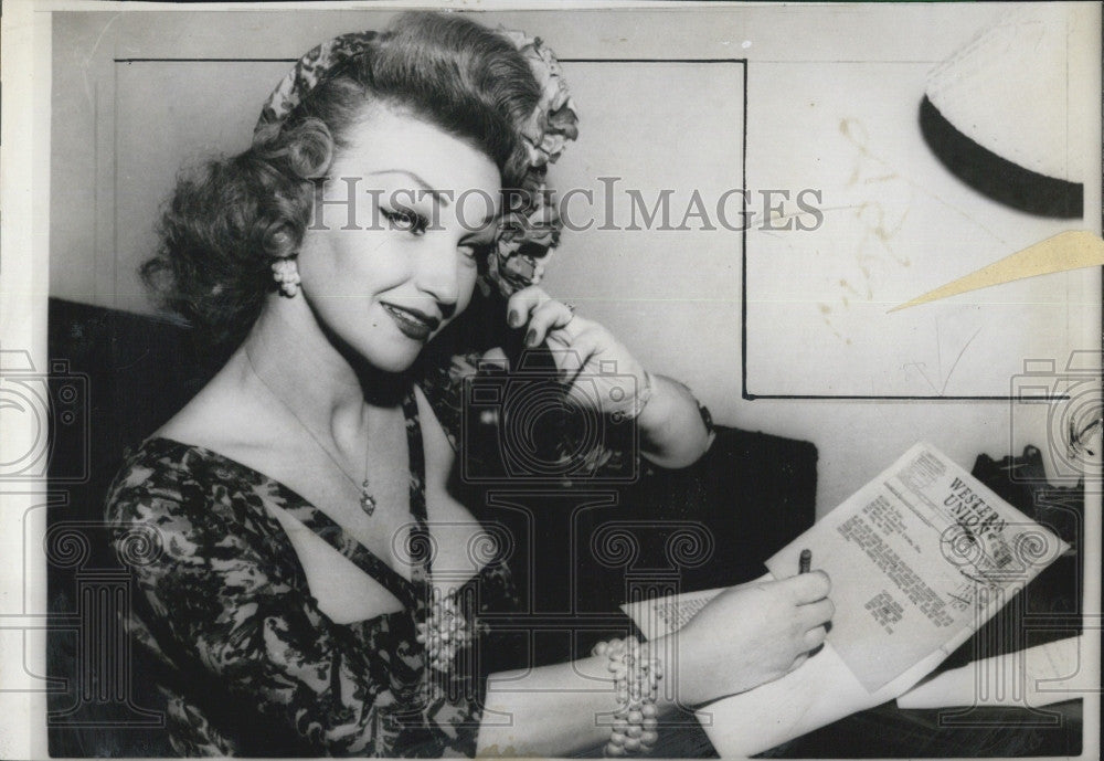 1959 Press Photo Gloria Parker Songwriter Owner one share CBS stock - Historic Images