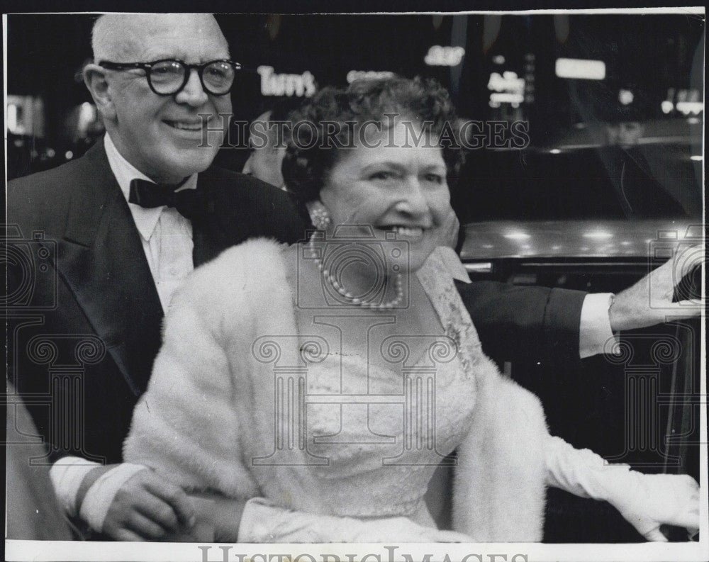 1956 Press Photo Columnist Louella Parsons &amp; Jimmy McHugh - Historic Images