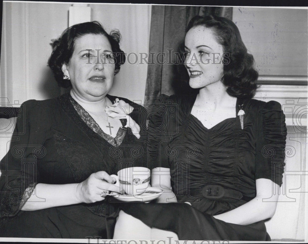 1940 Press Photo Hollywood Columnist Louella Parsons &amp; Peggy Dugan - Historic Images