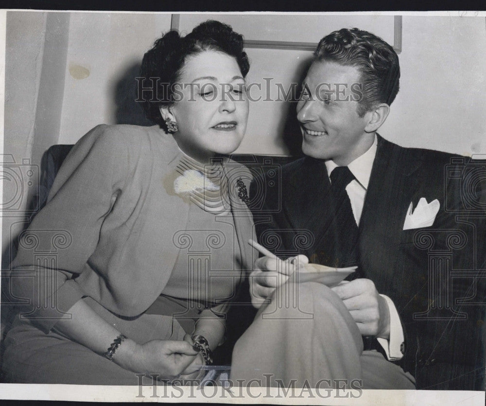1946 Press Photo Comedian Danny Kaye &amp; Hollywood Columnist Louella Parsons - Historic Images