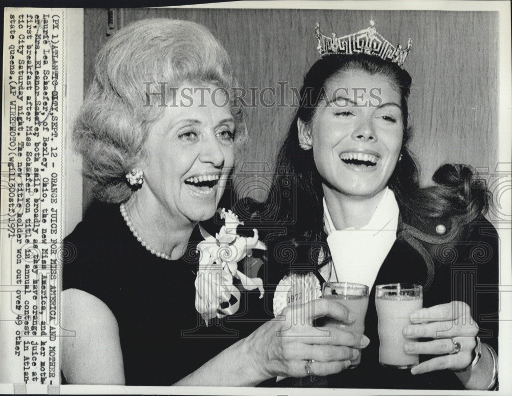 1971 Press Photo  Miss America 1972 Laurie Lee Schaefer with Her Mother - Historic Images